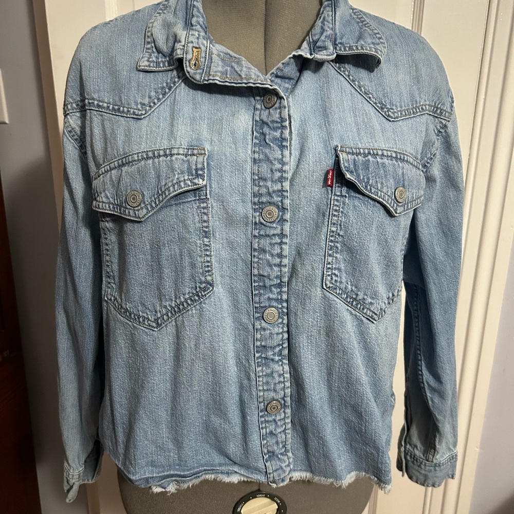 Levi's Women's Classic cropped denim shirt size L